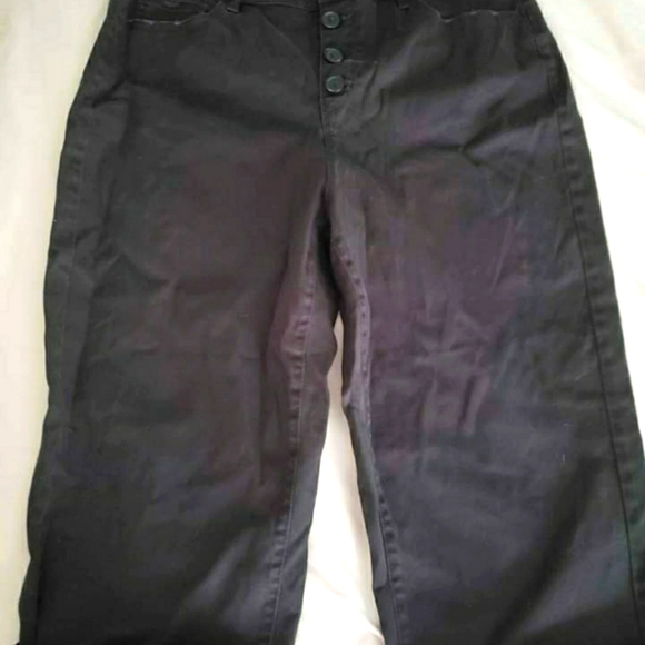 Penningtons Black jean Capris Sz 18 - Picture 1 of 2
